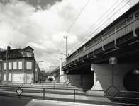 108090 Gezicht op het spoorviaduct over de Amsterdamsestraatweg te Utrecht, met links het dichtgetimmerde huis op de ...